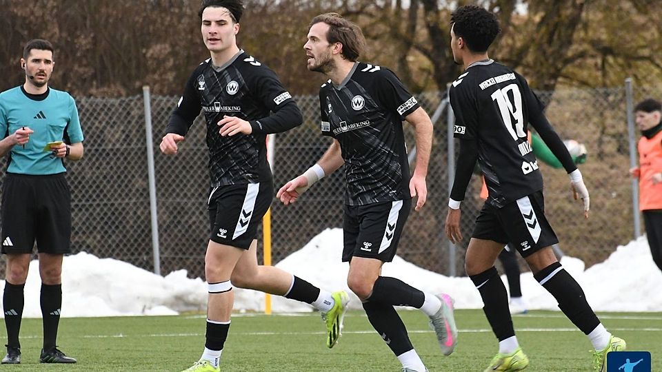 Überstunden müssen die Kicker des SV Wacker um Felix Bachschmid (Mitte) am Samstag schieben, wenn binnen weniger Stunden gleich zwei Testspiele auf dem Programm stehen.