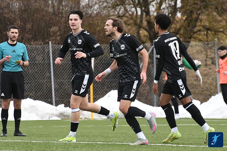 Überstunden müssen die Kicker des SV Wacker um Felix Bachschmid (Mitte) am Samstag schieben, wenn binnen weniger Stunden gleich zwei Testspiele auf dem Programm stehen.
