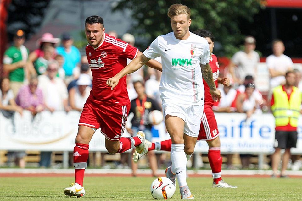 Anil Zambak, hier im Duell mit Alexander Esswein vom FC Augsburg, verletzte sich im Training schwer am Oberschenkel. Der 28 Jahre alte Stürmer droht beim SV Mering für unbestimmte Zeit auszufallen. F.: Kolbert Anil Zambak, hier im Duell mit Alexander Esswein vom FC Augsburg, verletzte sich im Training schwer am Oberschenkel. Der 28 Jahre alte Stürmer droht beim SV Mering für unbestimmte Zeit auszufallen. F.: Kolbert