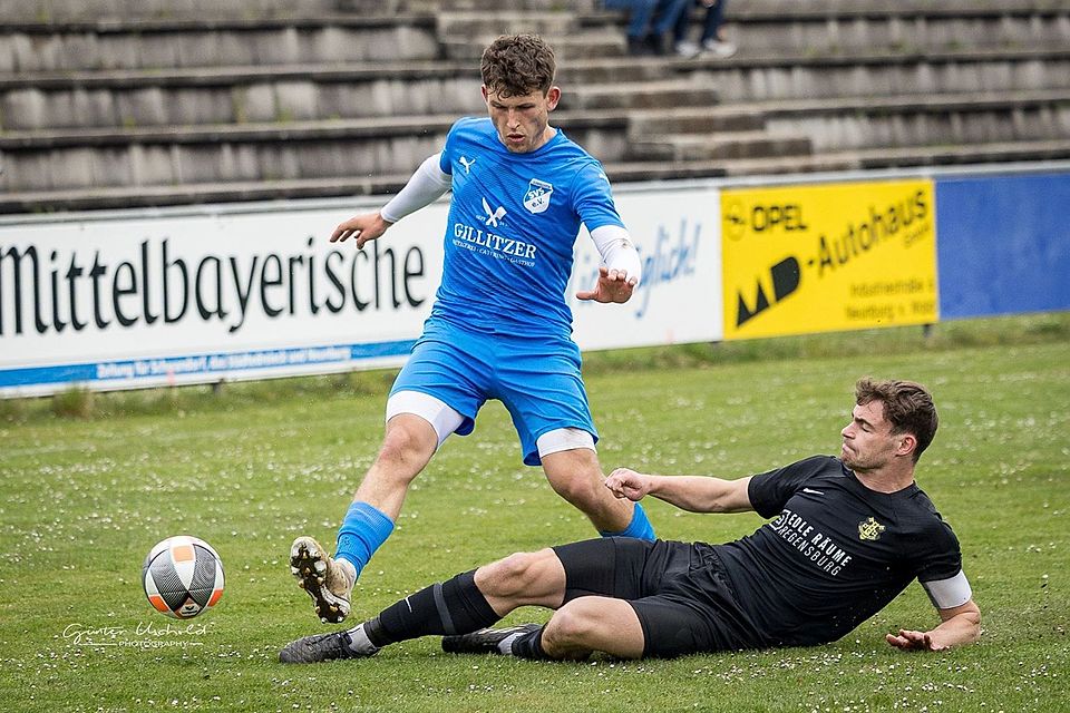 Unter anderem Schwarzhofen (in Blau) und der BSC Regensburg (Schwarz) durften sich über drei Punkte freuen.