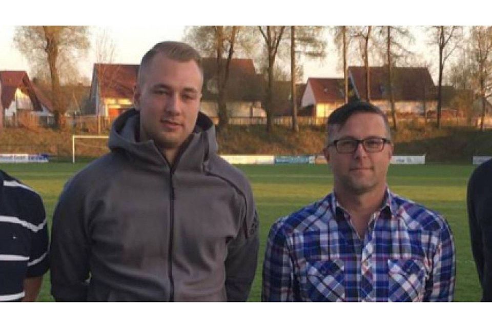 Sie sind sich einig: Mammendorfs Abteilungsleiter Helmut Lang (l.) und Johannes Eberle mit den neuen Trainern Thomas Rieder (2.v.r.) und Felix Mayer (2.v.l.).