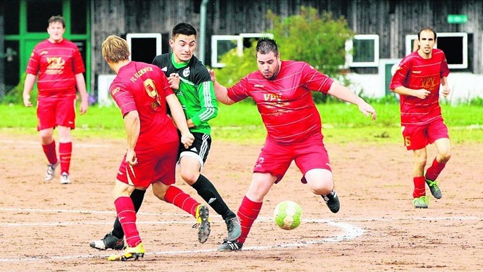 Der FC Keldenich hatte in der Heimpartie gegen den SV Schöneseiffen keine Chance. Die Elf um Thomas Huppertz (2. v. r.) kassierte eine 0:8-Pleite. Foto: Küpper