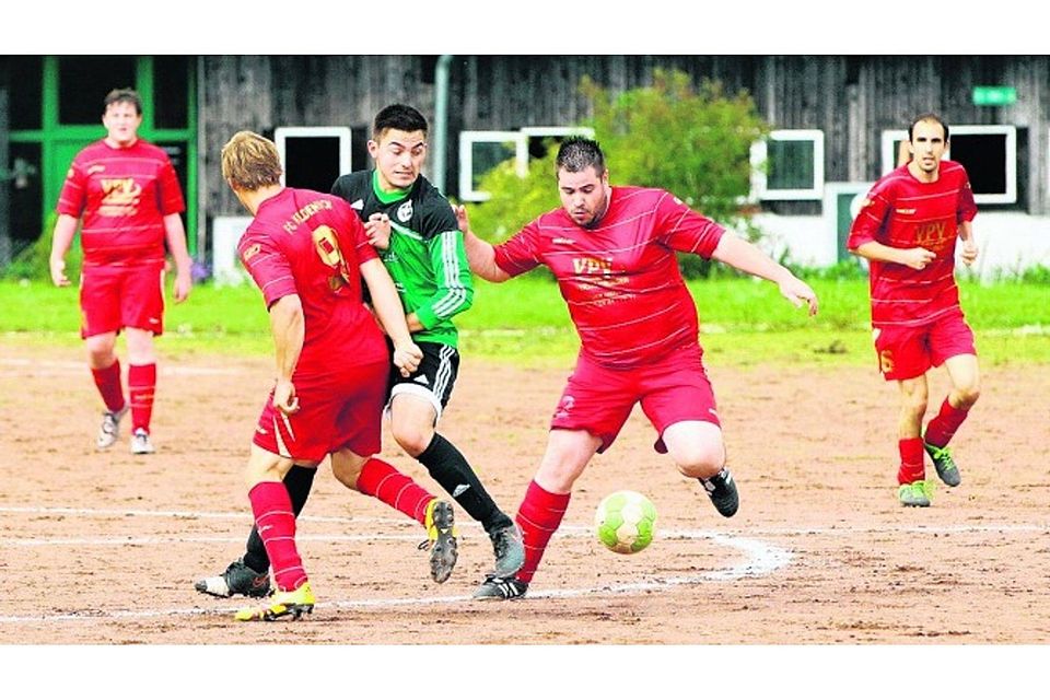 Der FC Keldenich hatte in der Heimpartie gegen den SV Schöneseiffen keine Chance. Die Elf um Thomas Huppertz (2. v. r.) kassierte eine 0:8-Pleite. Foto: Küpper