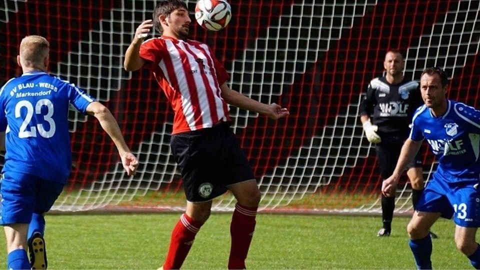 Immer gut bewacht. Toptorjäger Paul Herrmann behauptet sich gegen Abwehrmänner der Markendorfer Blue Devils. Foto: Archiv