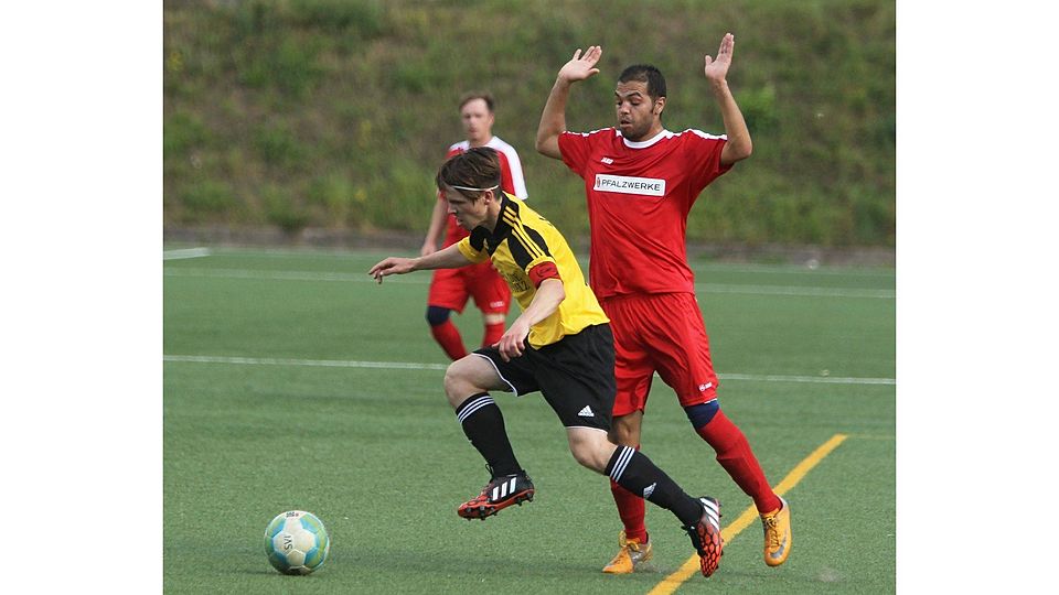 Bildunterschrift(en): 	Nichts getan: Anas Moutalib (rechts) agiert mit seinem FC Knopp zu harmlos gegen die starken Ixheim. Felix Glöckler läuft davon. Foto: marco wille