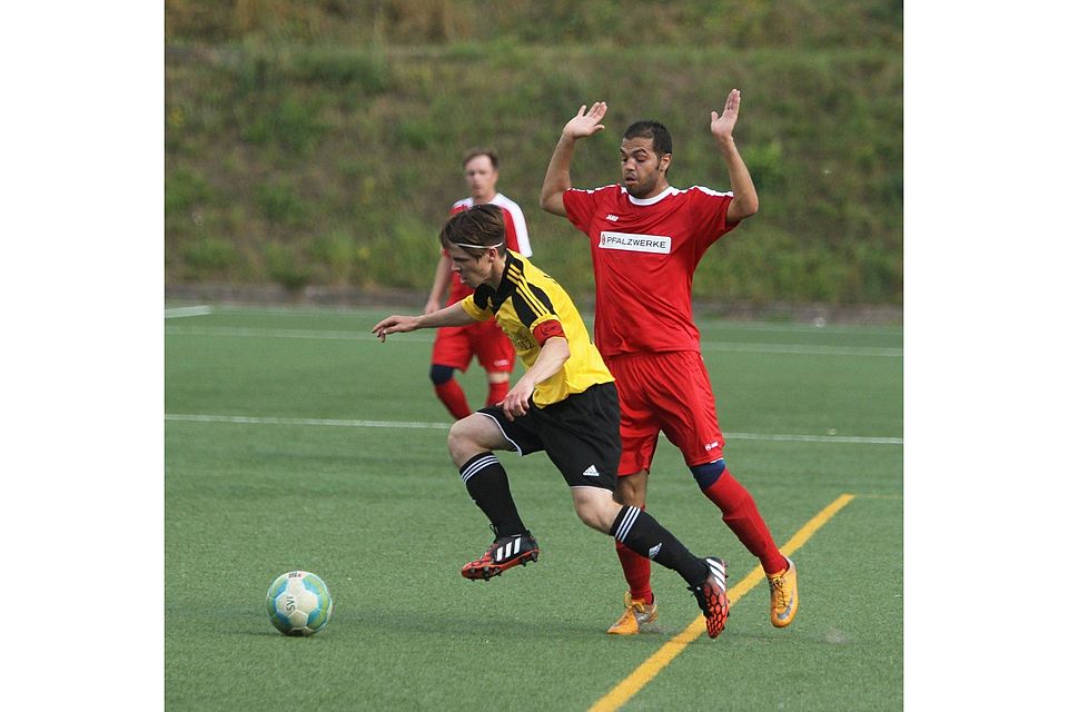 Bildunterschrift(en): 	Nichts getan: Anas Moutalib (rechts) agiert mit seinem FC Knopp zu harmlos gegen die starken Ixheim. Felix Glöckler läuft davon. Foto: marco wille