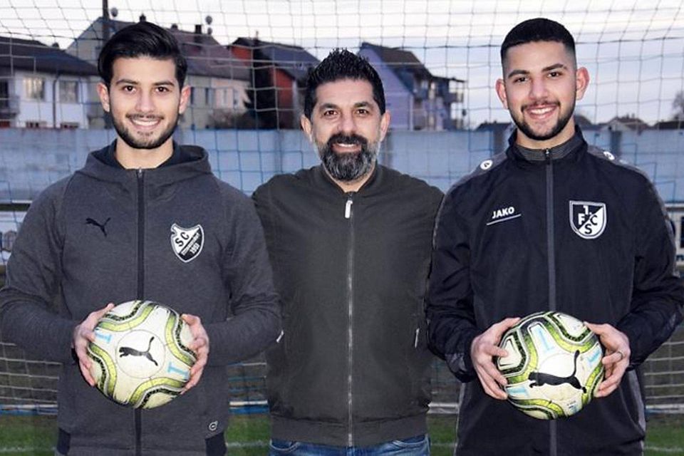 Furkan (l.) und Enis Yalcin, in der Mitte Vater Mehmet.