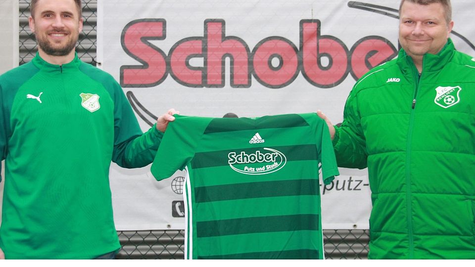Der neue Chef-Trainer an der Seitenlinie ab Juli 2021 Christoph Hegenbart (links) mit dem Sportlichen Leiter des 1. FC Schlicht Stephan Braun (rechts).
