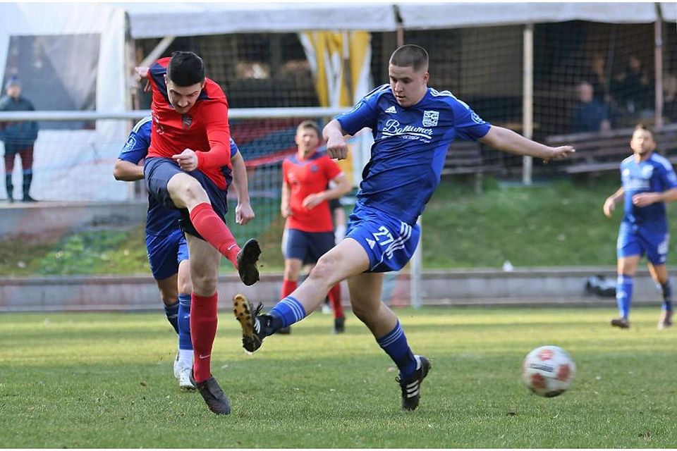 Abgezogen: Die SG Rimhorn/Neustadt (links Joshua Schmidt) kam in der Fußball-Kreisoberliga zu einem klaren Derby-Sieg bei Schlusslicht SG Bad König/Zell (rechts Carl Emil Grewing). Foto: Herbert Krämer Abgezogen: Die SG Rimhorn/Neustadt (links Joshua Schmidt) kam in der Fußball-Kreisoberliga zu einem klaren Derby-Sieg bei Schlusslicht SG Bad König/Zell (rechts Carl Emil Grewing). Foto: Herbert Krämer