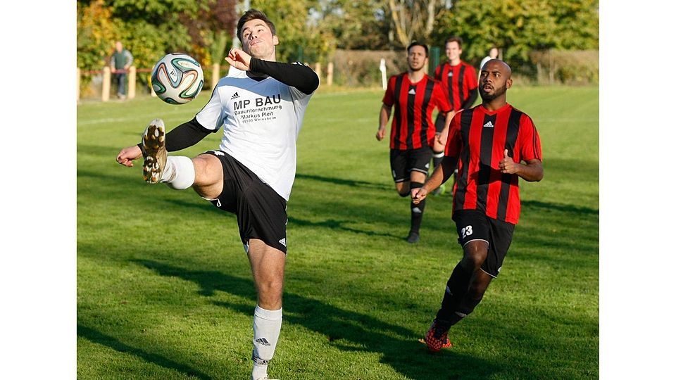 Gelenkig: Weinsheims Dennis Messer streckt sich, um im Derby gegen Sponheim den Ball noch zu erreichen.