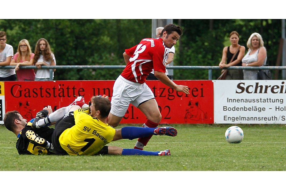 Wenn es läuft, dann trifft er aus allen Lagen: Mario Masching (rotes Trikot) ist die Lebensversicherung des TSV Engelmannsreuth. Mit neun Treffern liegt er auf dem dritten Platz der Torschützenliste der Kreisliga Bayreuth-Kulmbach. Momentan hat der 25-Jährige allerdings Ladehemmung. F: Kolb
