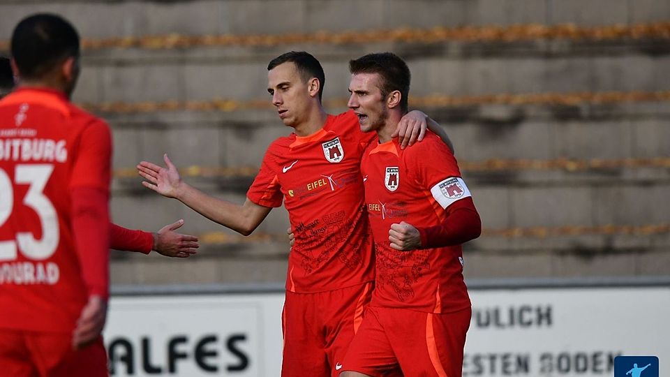 Nach zuletzt vier Spielen ohne Dreier ist der FC Bitburg wieder in der Spur. Kapitän Joshua Bierbrauer (rechts, links daneben: Simon Floß) steuerte sämtliche Treffer zum 3:1-Sieg seines Teams beim VfB Wissen bei.