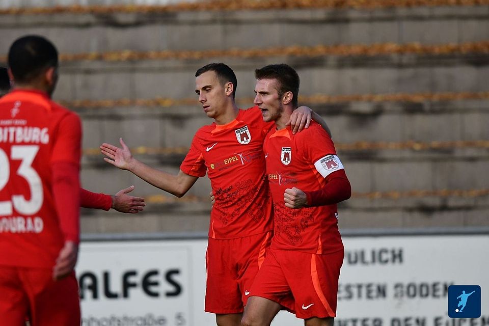 Nach zuletzt vier Spielen ohne Dreier ist der FC Bitburg wieder in der Spur. Kapitän Joshua Bierbrauer (rechts, links daneben: Simon Floß) steuerte sämtliche Treffer zum 3:1-Sieg seines Teams beim VfB Wissen bei. Nach zuletzt vier Spielen ohne Dreier ist der FC Bitburg wieder in der Spur. Kapitän Joshua Bierbrauer (rechts, links daneben: Simon Floß) steuerte sämtliche Treffer zum 3:1-Sieg seines Teams beim VfB Wissen bei.