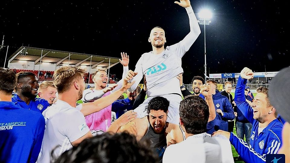 Freud und Leid: Nach seinem Tor in der Relegation wurde Michael Gorbunow auf Schultern getragen. Für den Triumph musste er allerdings teuer bezahlen, wie sich später heraustellte.