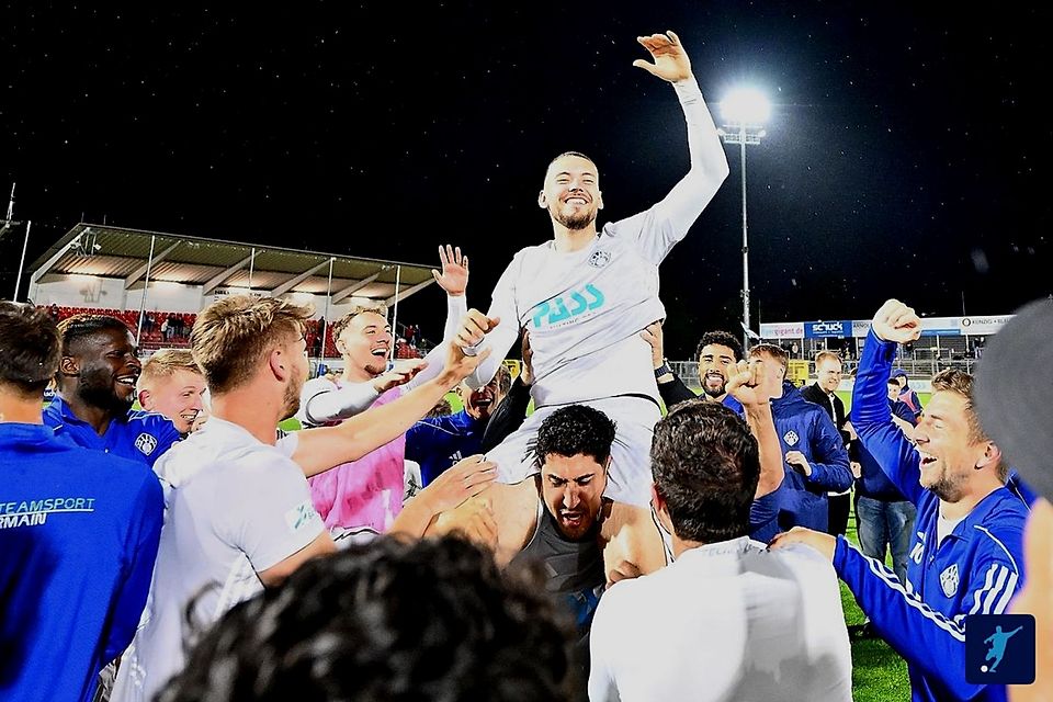 Freud und Leid: Nach seinem Tor in der Relegation wurde Michael Gorbunow auf Schultern getragen. Für den Triumph musste er allerdings teuer bezahlen, wie sich später heraustellte.