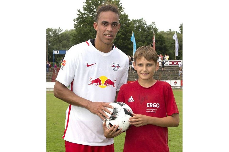 In einem Verein: Bundesligist Yussuf Poulsen und der künftige Sportschüler Ole Achtenberg laufen für RB Leipzig auf. © MOZ