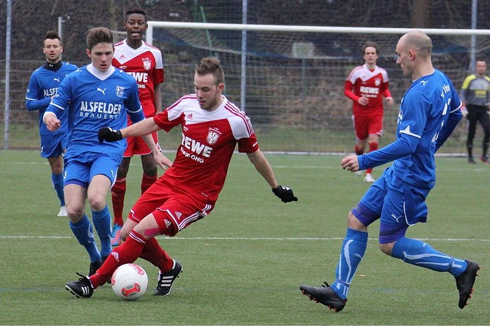 F: Gerhard Reidt Patrick Herpe vom 1. FC Schwalmstadt (rotes Trikot) hat gestern gegen Grebenstein gleich dreifach eingenetzt.