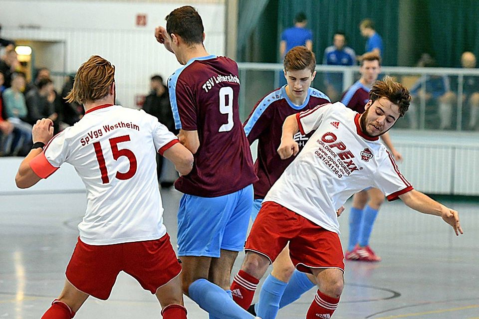 Packende Szenen im Kampf um den sprungreduzierten Ball. 36 Mannschaften bewerben sich in sechs Hauptrunden um eine Fahrkarte zur Endrunde um die Augsburger Landkreismeisterschaft im Futsal. Alle Turniere finden bereits im Dezember statt.