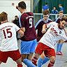 Packende Szenen im Kampf um den sprungreduzierten Ball. 36 Mannschaften bewerben sich in sechs Hauptrunden um eine Fahrkarte zur Endrunde um die Augsburger Landkreismeisterschaft im Futsal. Alle Turniere finden bereits im Dezember statt.