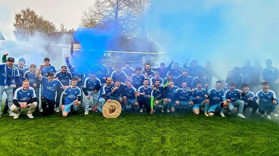 Blau-weißer Meisterjubel: Der TV Riedenburg ist nach vielen Jahren zurück in der Bezirksliga!