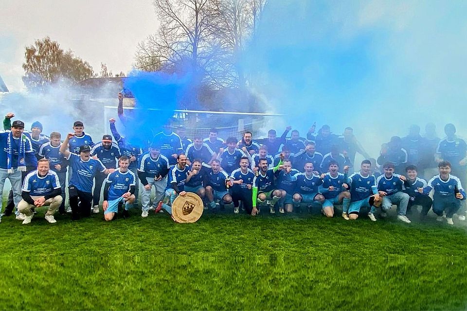 Blau-weißer Meisterjubel: Der TV Riedenburg ist nach vielen Jahren zurück in der Bezirksliga!