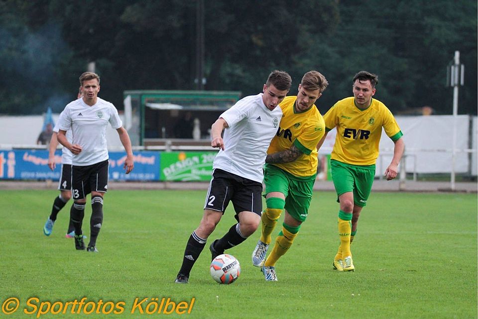 Sandersdorf (in schwarz-weiß) will im Derby gegen Bernburg in die Erfolgsspur zurück   F: Kölbel