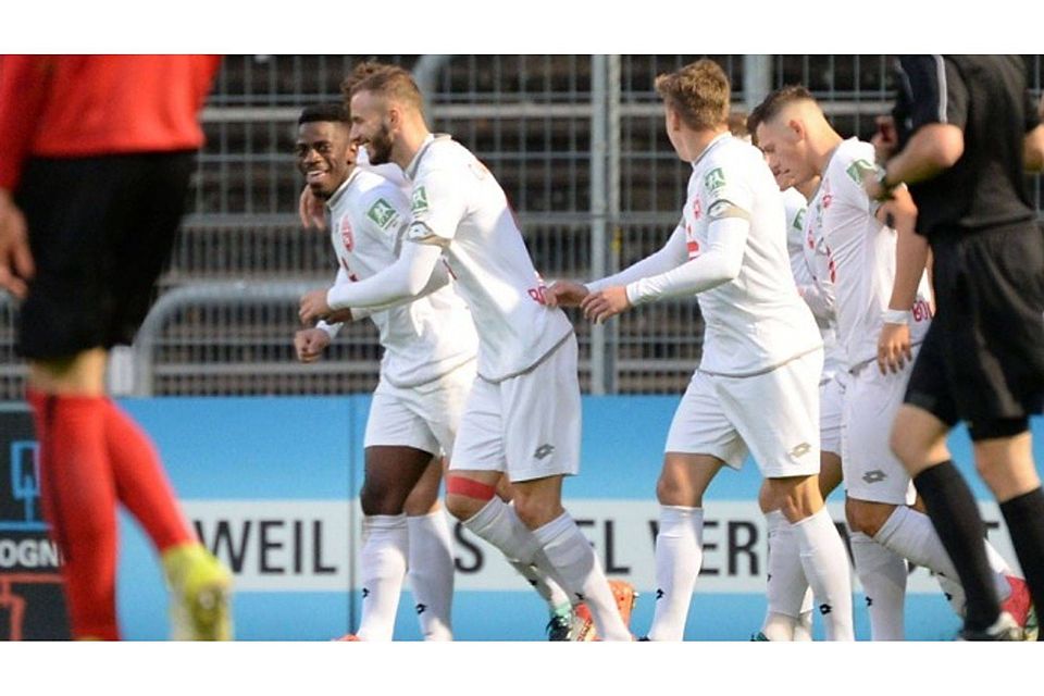 Zu früh gefreut: Die Bonner freuen sich mit Günter Mabanza (links) über die 1:0-Führung. FOTO: HEMPEL
