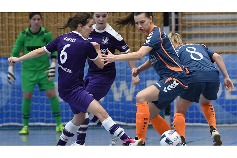 Claudia Schwarz und Lisa Steppich (von links) verpassten mit dem TSV Schwaben nur ganz knapp den bayerischen Futsaltitel.    F.: BFV