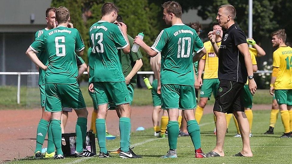 Der BSV 79 um Trainer Stephan Behrens (rechts) empfängt die FCM-Traditionself. 