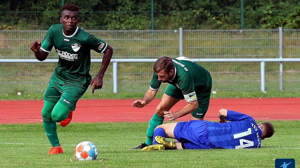 Ibrahim Bachirou Souley (links) spielt künftig für die Rot-Weißen aus Weißenfels.