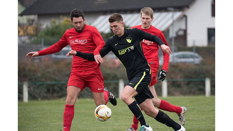 Mit 22 Treffern zweitbester Torjäger der Fußball-Gruppenliga ist derzeit Jan Dahlke (Mitte) vom VfR Fehlheim. Nur Ober-Rodens Marco Christophori (25) liegt noch vor ihm.	Foto: Sascha Lotz