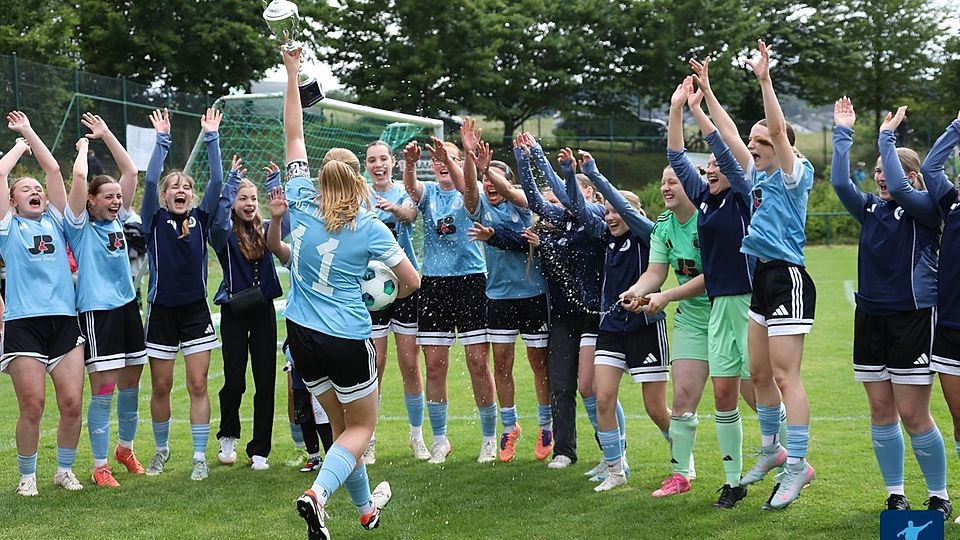 Grenzenloser Jubel beim Kommerns Frauenmannschaft nach der erfolgreichen Titelverteidung