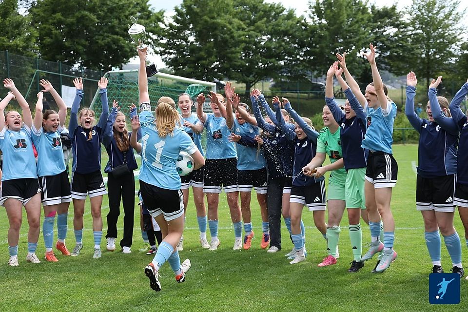 Grenzenloser Jubel beim Kommerns Frauenmannschaft nach der erfolgreichen Titelverteidung Grenzenloser Jubel beim Kommerns Frauenmannschaft nach der erfolgreichen Titelverteidung