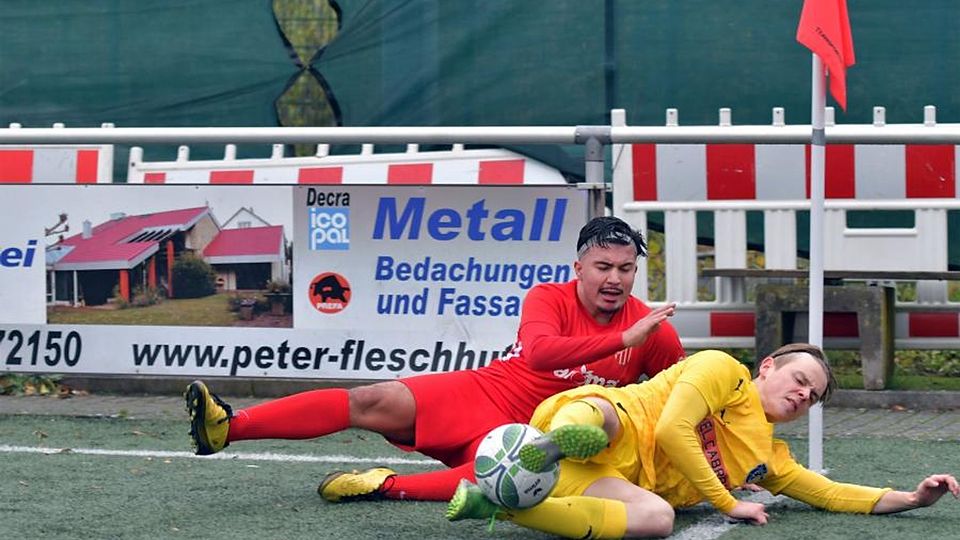 Mit allen Mitteln versucht Tim Riedinger (FSG Riedrode II, vorn) im Duell mit Matin Said Hasan (ISC Fürth) den Eckball zu verhindern. In der Fußball-A-Liga gewannen die Riedroder beim Tabellenletzten nach Anlaufschwierigkeiten noch mit 7:3.	Foto: Dagmar Jährling