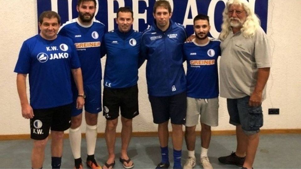 Neu beim FC Viktoria: Jürgen Bufi (2.v.l.), Jens Wöll (3. v.r.) und Anastasios Keoseoglu (2.v.r.).  Foto: FC Viktoria Urberach