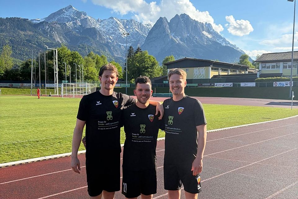 Auf Abschiedstournee: Porr, Fischer und Klaß (v.l.n.r.) nach ihrem letzten Auswärtsspiel mit dem FCU, einem 4:1-Sieg gegen Garmisch am Gröben.