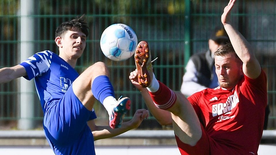 Stabil im Spiel gegen den Ball: der Weiler Doppeltorschütze Bleon Selmani (links) im Duell mit VfR-Verteidiger Leon Dickau
