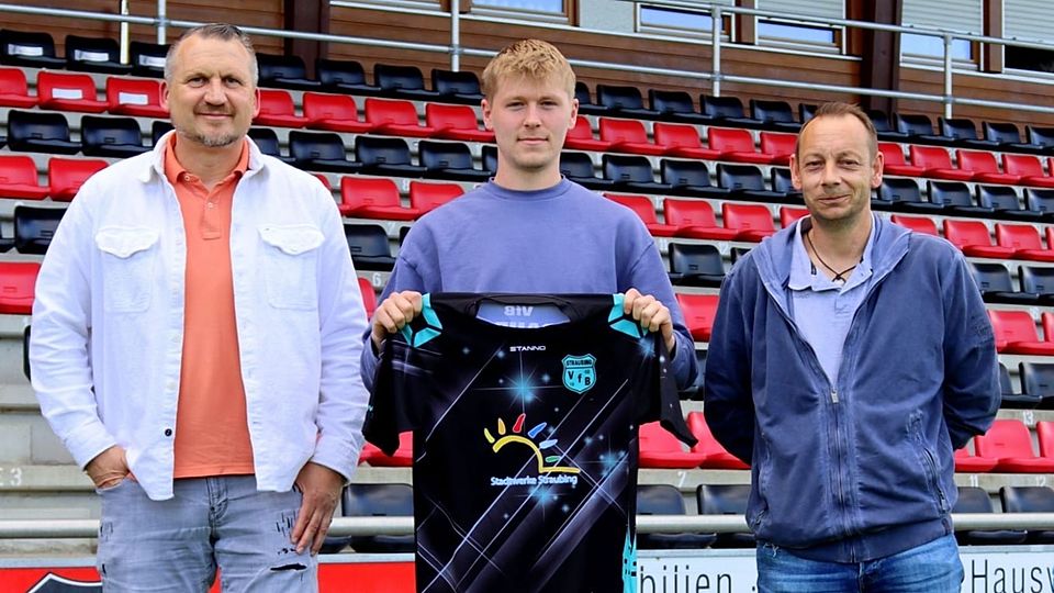 Max Legler (Mitte) soll beim VfB Straubing für die notwendigen Tore sorgen