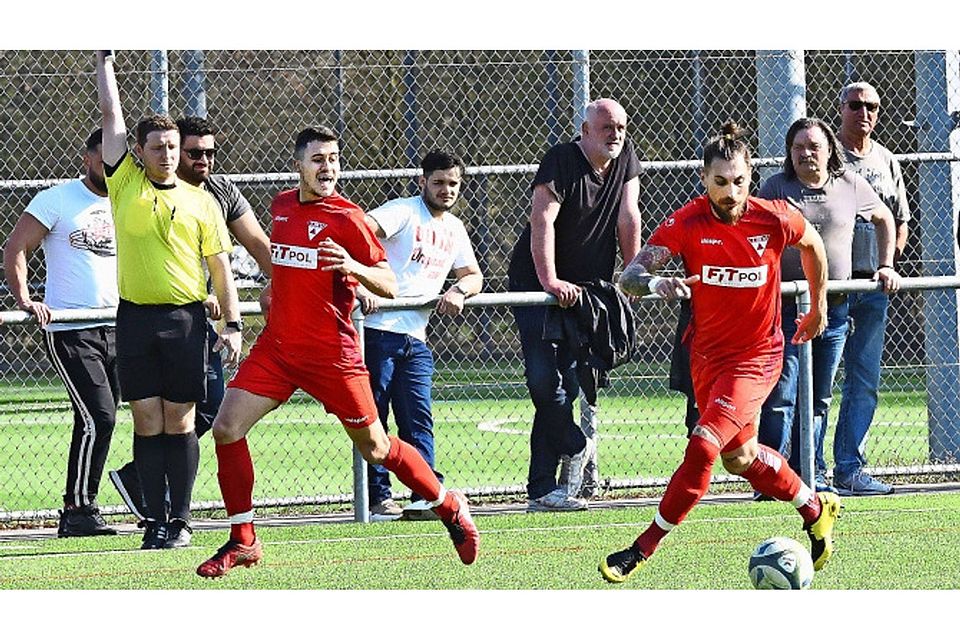 Zwei Mann, drei Tore: Josip Cacic erzielte das 1:0 und 2:0 für die Weilimdorfer, Carmine Pescione (rechts) den letztlich entscheidenden Treffer zum 4:2.Foto: Günter. Bergmann