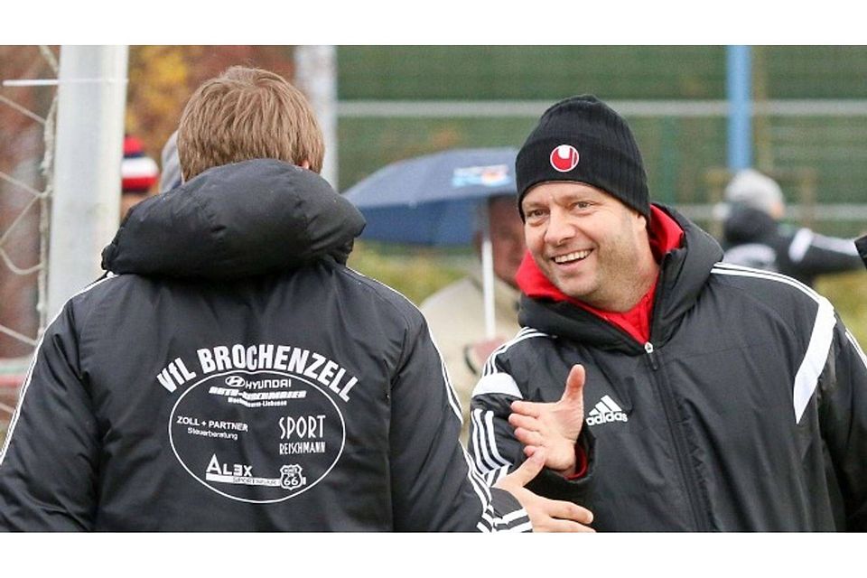 Will auch nach dem Heimspiel gegen Dostluk Grund zur Freude haben: Trainer Rolf Weiland (rechts) vom VfL Brochenzell. Foto: alexander hoth