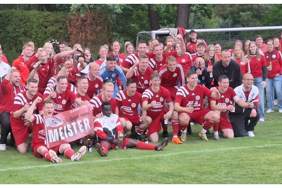 Grenzloser Jubel beim Team und Anhang des SV Hollenstede Grenzloser Jubel beim Team und Anhang des SV Hollenstede
