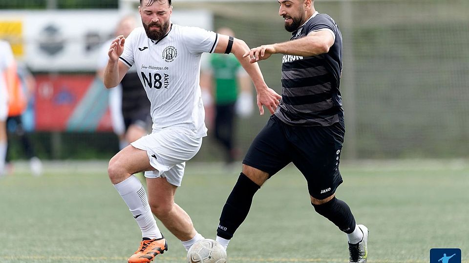 Die SpVg Hagen 11 (weiß) durfte im Auftaktspiel spät jubeln.