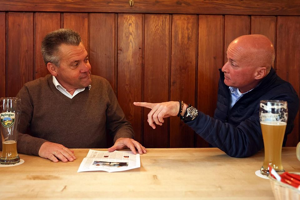 Rivalen, die sich respektieren: Die Langzeit-Präsidenten Manni Schwabl (SpVgg Unterhaching, l.) und Robert Reisinger (TSV 1860) bei einem Weißwurstfrühstück im Ayinger Bräustüberl.