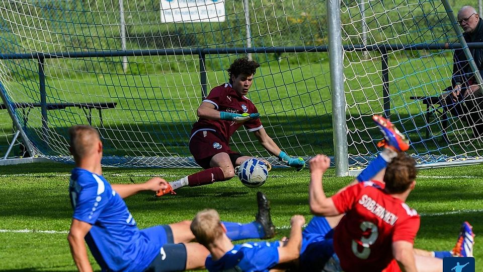 SG Soonwald-Torhüter Simon Nestler (pariert hier einen Versuch von Bad Sobernheims Johannes Nitsch) hat sich in der Winterpause schwer verletzt, weshalb der Primus personell nachgelegt hat.