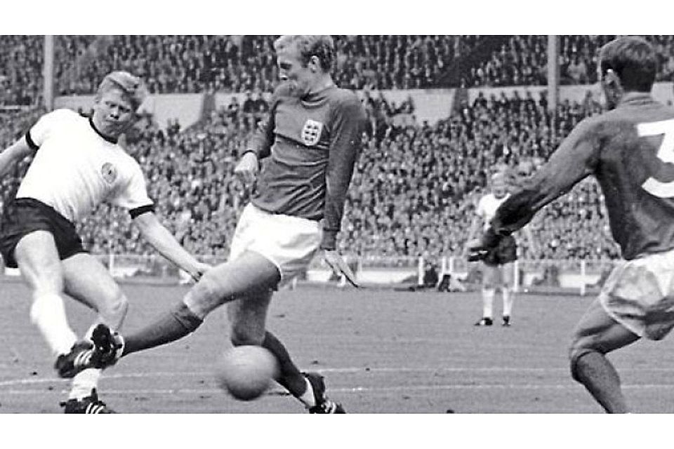 Bobby Moore (Zweiter von links, hier beim WM-Finale 1966 England gegen Deutschland in Wembley im Zweikampf mit Helmut Haller), war ein Spieler der Extraklasse. Auch abseits des Rasens machte er eine gute Figur. dpa