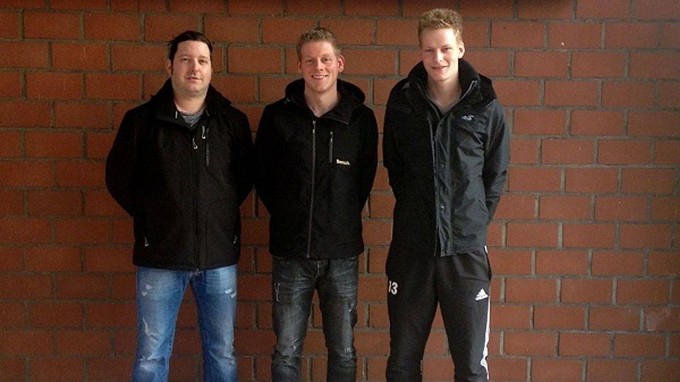 Die beiden Neuen Florian Többen (Mitte) und Henning Niehaus (rechts) zusammen mit Herzlakes Obmann Bernd Moormann (links). - Foto: VfL Herzlake.
