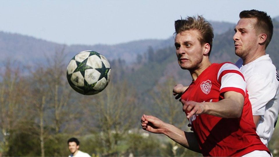Umkämpft war die Partie zwischen Winden (rot) und Biederbach | Foto: Benedikt Hecht