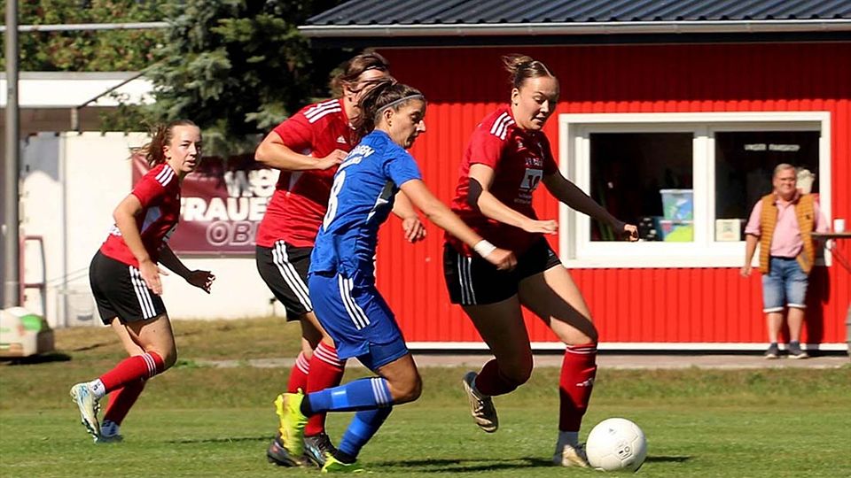 Laufduell zwischen Annika Peters (li., Hagen Ahensburg) und Sarah Nicklaus (SG NieBar).
