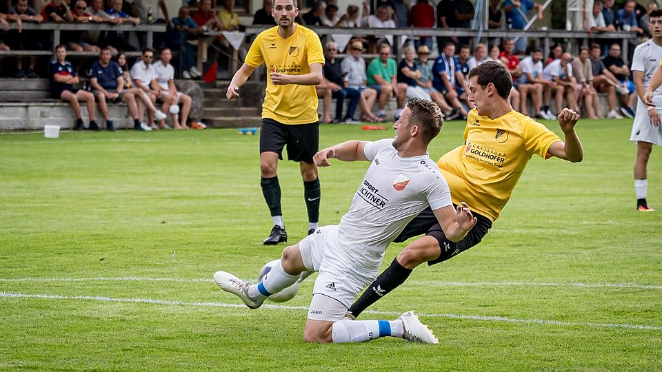 Kniet sich rein: Kilian Kölbl (weiß) ist einer der Garanten für eine starke Defensive beim FC Kreuth.