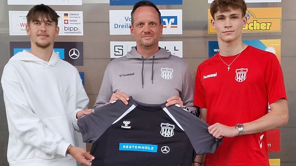 Maxim Weiss (von links), FVLB-Trainer Thorsten Szesniak und Robin Geith | Foto: FVLB